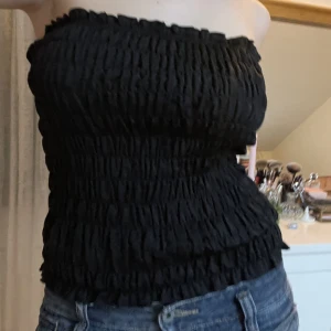 Svart festtopp - Jättefin svart topp med veck❤️