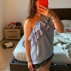 INTRESSEKOLL - INTRESSEKOLL på denna super snygga topp i en så fin färg! Köptes i somras från zalando (vet ej varumärke men tror mango). Fint skick och använd fåtal gånger! Buda pris så får jag se om det kommer upp till ett värt pris!💕💕skriv för mer info 