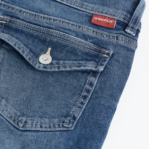 Hm low waist jeans - Säljer då jag köpte exakt likadana fast i en annan storlek. De är i storlek 34 men passar även mig med strl 32/34. Slutsålda på hemsidan, Säljer endast för bra bud eftersom att jag fortfarande kan returnera demBilder från Min tiktok 480kr (exl) direktköp