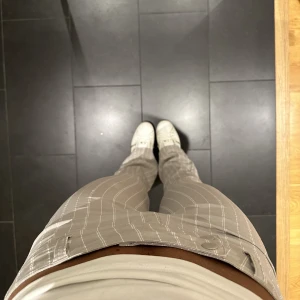 Lågmidjade kostymbyxor - Populära lågmidjade kostymbyxor från H&M. Strl Xs men funkar som S då de är stretchiga. Endast använda 1 gång ♡ 