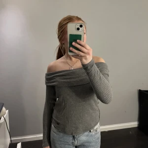 Off shoulder tröja - Jätte fin off shoulder tröja från hollister som jag inte använder längre💖💖