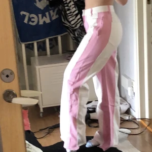 Jeans - Säljer de här snygga jeansen från Shein i strl S men passar även M💕jag är 171 cm lång 🥰SÅ SNYGGA till våren eller temafester! INGA DEFEKTER⚡️ Nypris är runt 280 kr!