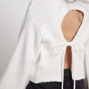 Stickad tröja  - Säljer denna superfina stickade tröjan från NA-KD. Köpt i höstas men knappt använt. Nypris - 450kr. Frakten ingår i priset! 