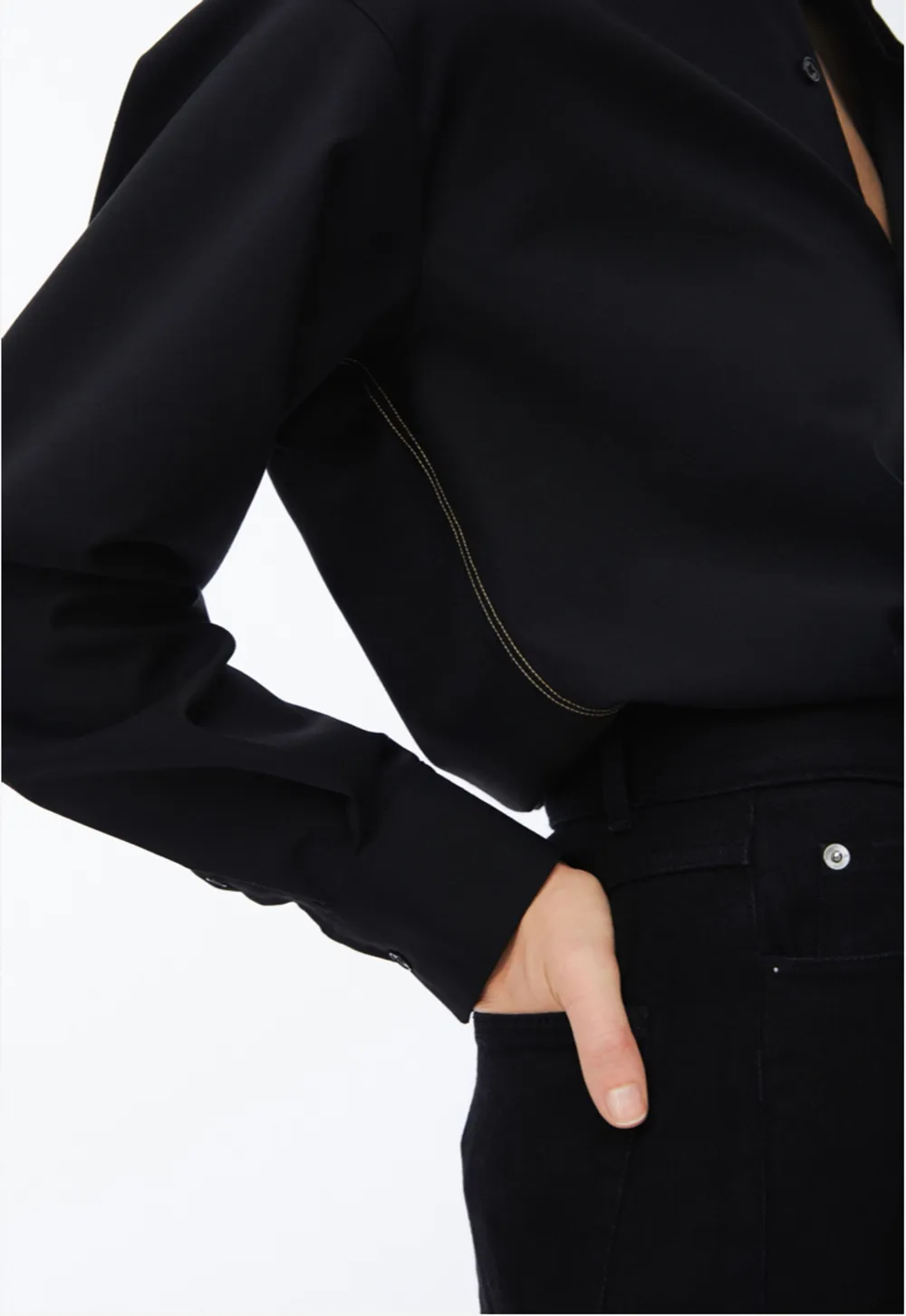 Ny och helt oanvänd svart skjorta med kontrasterande sömmar i kanten🖤  Stor i storleken (jag har vanligtvis 40-42 men köpte en i strl. 38) Womens size, men unisex-modell.  Nypris 1295kr 🔥. Skjortor.