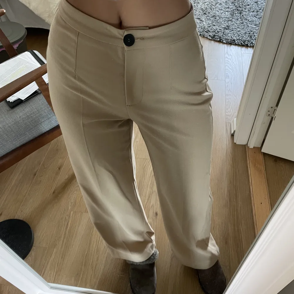 Använda ett fåtal gånger men i bra skick. Frakt på 59 kr tillkommer 🥰. Jeans & Byxor.