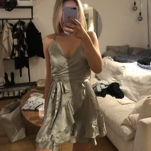 Satinklänning - Jättefin satinklänning i storlek 36. Aldrig använd