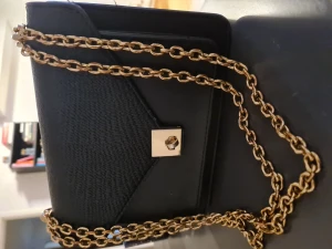 Väska som ny 150 - Väska som ny 150kr. Klackskor brun och guld finns i annan annons.