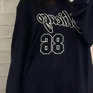 Sweatshirt 💙 - Denna sköna oversized sweatshirt passar perfekt i sommaren, hösten, våren och kanske vintern pågrund av att den är så tunn i materialet. 