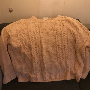 Stickad tröja  - Stickad Monki tröja. Nude rosa lite mönstrad. Aldrig använd 