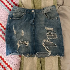 Jeanskjol - Jeanskjol från boohoo storlek 8