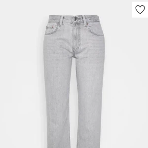Gina tricot gråa raka jeans  - Samma model fast lite mörkare grå än första bilden Fårn Gina tricot  Helt oanvända super fina men för små för mig då dom är st 40 men ganska små jag skulle säga mer 38 Vill gärna få solt så skriv om intresse💓 Köpte för 599kr Säljer för 360kr + frakt