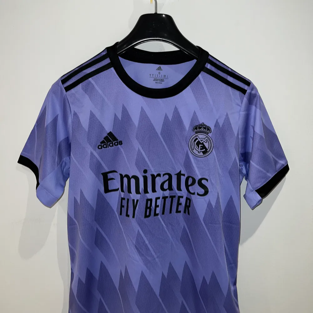 Helt ny Real Madrid fotbollströja i storlekar M och S, tagg och påse finns. T-shirts.