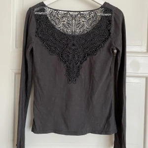 Odd Molly tröja  - Gå tröja från Odd Molly, litet hål i närheten av lappen som på bilden men annars väldigt fint skick. Strl 0 (XS)