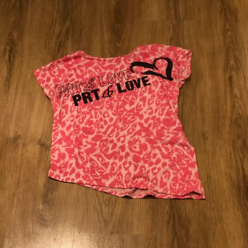 Hej!En T-shirt som e jätte fin och den e både rosa och svart den e i storlek xs,den kostar nu 150 och jag säljer den för 80kr😘❤️. T-shirts.