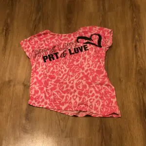 Hej!En T-shirt som e jätte fin och den e både rosa och svart den e i storlek xs,den kostar nu 150 och jag säljer den för 80kr😘❤️