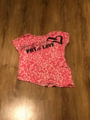 T-shirt - Hej!En T-shirt som e jätte fin och den e både rosa och svart den e i storlek xs,den kostar nu 150 och jag säljer den för 80kr😘❤️