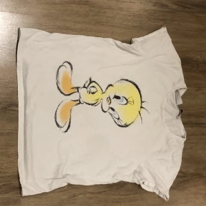 T-shirt - Hej!En jätte gullig T-shirt den e jätte fin på!,den e både gul,vit,svart och lite blå,den kostar ny 250kr men jag säljer den för 130kr,storlek e xs❤️😘