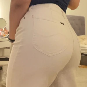 Lee jeans  - Lee cropped a line flare   Säljer dessa jeans från Lee som är sjukt fina och knappt använda. Dem är lite för stora men sitter endast lite pösigt på mig som bär M i vanliga fall.   Är 160 och passar mig i längden   Ord: pris 900  Pris går att diskuteras!:)