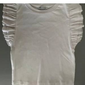 Vit Zara volangtopp - (lägger upp igen) Använd endast 1 gång, toppskick! Kontakta om du är intresserad! Om många är intresserade sätter jag budgivning❣️