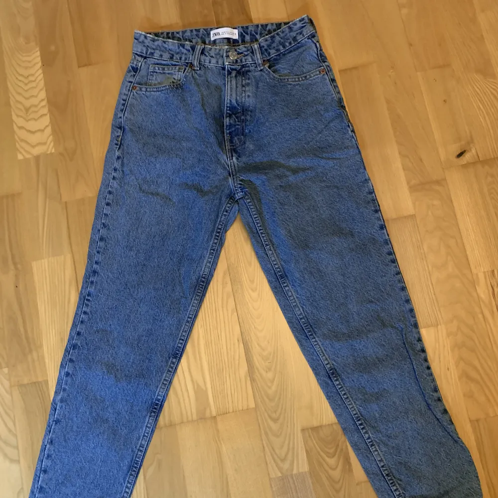 populära zara mom jeans köpta i berlin för ca ett år sedan, de är ett high waisted och super bekväma! har används knappt 3 ggr så nyskick! skriv för frågor:). Jeans & Byxor.