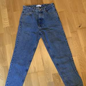 populära zara mom jeans köpta i berlin för ca ett år sedan, de är ett high waisted och super bekväma! har används knappt 3 ggr så nyskick! skriv för frågor:)