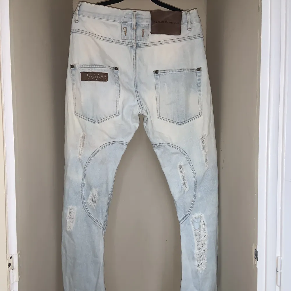 Adrian Hammond Jeans Ripped Jeans. Style: Dixon Ljus blå/vit färg. Oanvända och hela. Köparen står för frakten.. Jeans & Byxor.