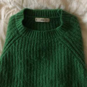 en grön stickad tröja som sitter bra på mig som är en s☘️ färgen är som på bild 1