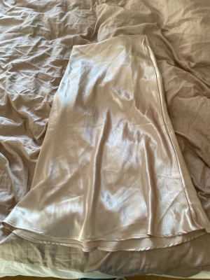 Kjol - Kjol från shein, aldrig använd. Beige guld glansig