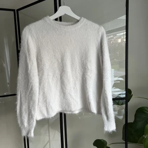 Tröja - Vit lurvig stickad tröja från H&M i storlek XS (passar även S). Tröjan är använd men i bra skick