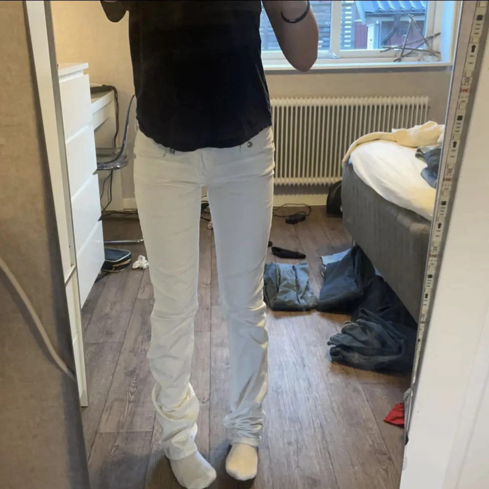 Fina vita Miss Me jeans. Aldrig använda. Storlek 27 och sitter bra på mig som brukar ha storlek s/m. Priset kan diskuteras. 💗500kr+ frakt. . Jeans & Byxor.