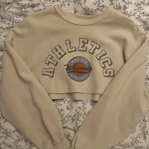 Tröja från gina  - Fint skick. Har klippt den själv, skön att bara dra över sig 85kr inkl frakt🤍