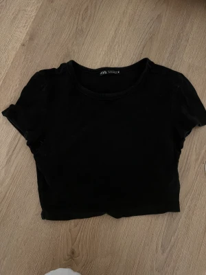 Croppad t-shirt - En svart Croppad t-shirt ifrån zara!