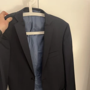 Kostym  - Använd fåtal gånger  Kavaj, slim fit. Storlek 44 Kostymbyxor,slimfit. Storlek,W29,L32