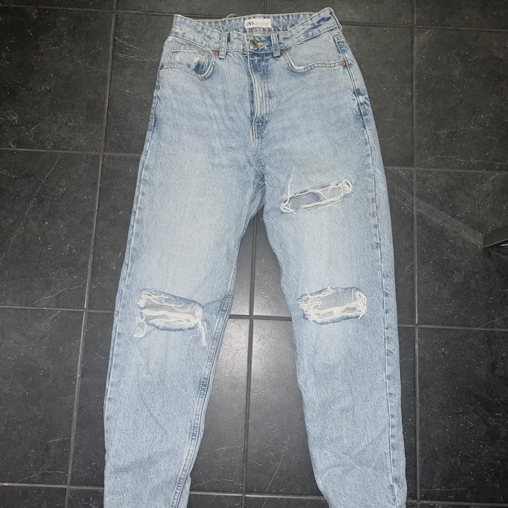 Blåa jeans med hål från Zara i storlek 36, pris 250kr. Jeans & Byxor.