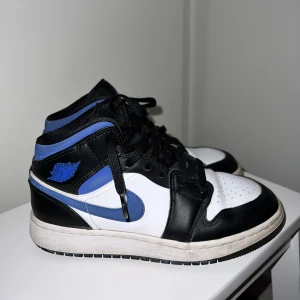 Nike air jordan mid 1  - Säljer mina jordans för har blivit för små men de är i bra skikt. Förutom på undersidan så har sulan försvunnit lite, har använt de x antal gånger. St 38 Tryck gärna inte på ”köp direkt”, kunden står för frakten 