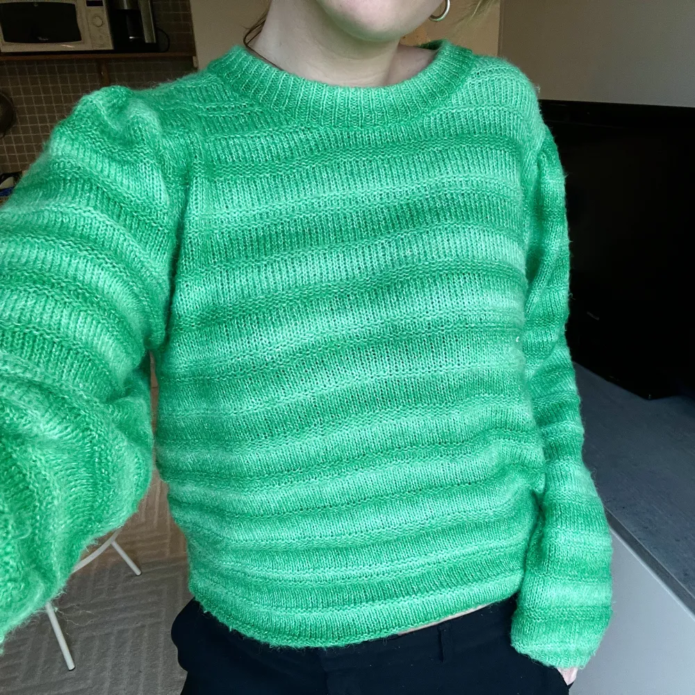 Mysig stickad tröja i en superfin grön färg ifrån Lindex. Även super fin att ha över axlarna till en outfit. Storlek M. Inte sticksig alls och är lite mer grön i verkligheten. Nypris ca 400kr, säljer för 150kr💕⭐️. Stickat.