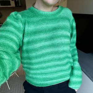Mysig stickad tröja i en superfin grön färg ifrån Lindex. Även super fin att ha över axlarna till en outfit. Storlek M. Inte sticksig alls och är lite mer grön i verkligheten. Nypris ca 400kr, säljer för 150kr💕⭐️