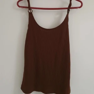 Oanvänt brunt linne  - Frakt: 45kr  TRYCK PÅ KÖP NU UTAN KONTAKTA MIG OM DU VILL KÖPA 🙏❤️