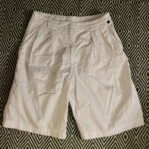 Vita bermudashorts  - Supersöta bermudashorts i stl S!