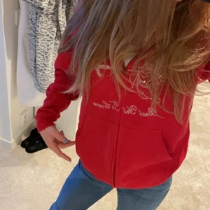 Best yet to come zip hoodie - Säljer en ” best yet to come” zip hoodie i röd färg i stolen s för den kom tyvärr inte till användning av mig💕