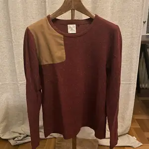 Knappt använd Ljung tröja i prickigt burgundy färg med brunt mocka över ena axeln köpt för ca 800kr