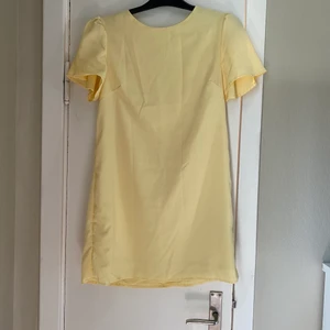 Klänning  - Gul sommarklänning, använd endast en gång, storlek 38