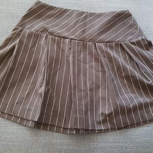 Jätte fin kjol från hm som endast är använd 1 gång. Säljer för jag inte använder den samt att den är lite stor på mig💞