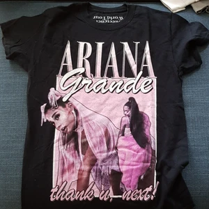 Ariana Grande t- shirt - En ariana grande t- shirt som jag köpte på sweetener world tour 2019. Endast använd ett få gånger.💞