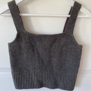 Grått stickat linne - Grått linne i något slags stickat material, breda band och väldigt bekväm (inte stickig). Aldrig använd bara testad!💓  Kontakta mig vid instresse!💓💓