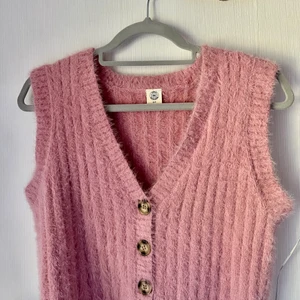 väst från urban outfitters  - Söt rosa väst från urban outfitters i st S. Endast använd ett fåtal gånger. 