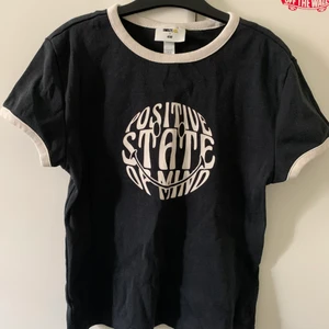 Tshirt med tryck - Köpt denna tröja på HM för ett tag sedan men har aldrig kommit till användning Hör av dig vid intresse eller frågor så löser vi det ♥️