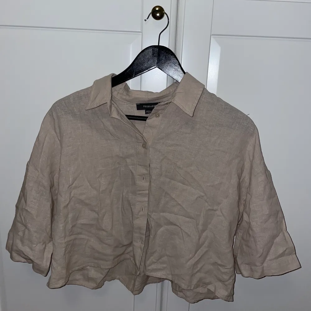 Croppad beige skjorta som aldrig är använd. Är i typ linne material. 100+66 (frakt) . Skjortor.