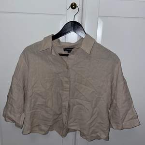 Croppad beige skjorta som aldrig är använd. Är i typ linne material. 100+66 (frakt) 