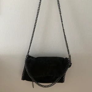 Väska med kedja - Har nästan aldrig andvänt väskan, så säljer den pga att den aldrig kommer till andvändning. Nypris 399kr men jag säljer den för 270